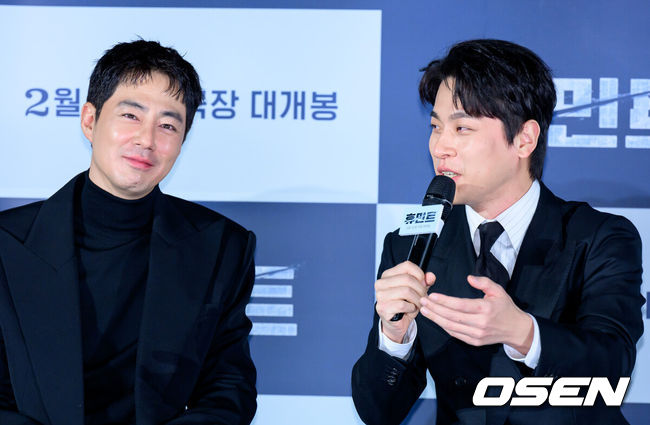 [OSEN=지형준 기자] 12일 오전 서울 광진구 자양동 롯데시네마 건대입구에서 영화 '휴민트' 제작보고회가 열렸다.영화 ‘휴민트’는 비밀도, 진실도 차가운 얼음 바다에 수장되는 블라디보스토크에서 서로 다른 목적을 가진 이들이 격돌하는 이야기.배우 조인성, 박정민이 간담회를 하고 있다.  2026.01.12 / jpnews@osen.co.kr