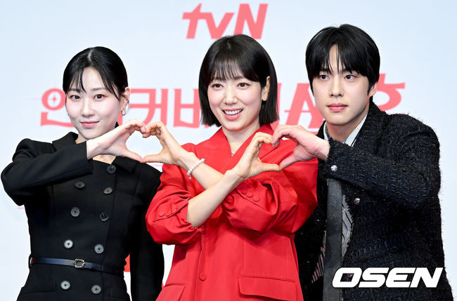 [OSEN=조은정 기자] tvN 새 토일드라마 ‘언더커버 미쓰홍’ 제작발표회가 12일 오후 서울 구로구 신도림 더링크 호텔에서 열렸다.‘언더커버 미쓰홍’은 1990년대 세기말, 30대 엘리트 증권감독관 홍금보가 수상한 자금의 흐름이 포착된 증권사에 20살 말단 사원으로 위장취업하며 벌어지는 좌충우돌 레트로 오피스 코미디다. 고경표 외에 배우박신혜,하윤경등이 출연한다.배우 하윤경, 박신혜, 조한결이 포즈를 취하고 있다. 2026.01.12 /cej@osen.co.kr