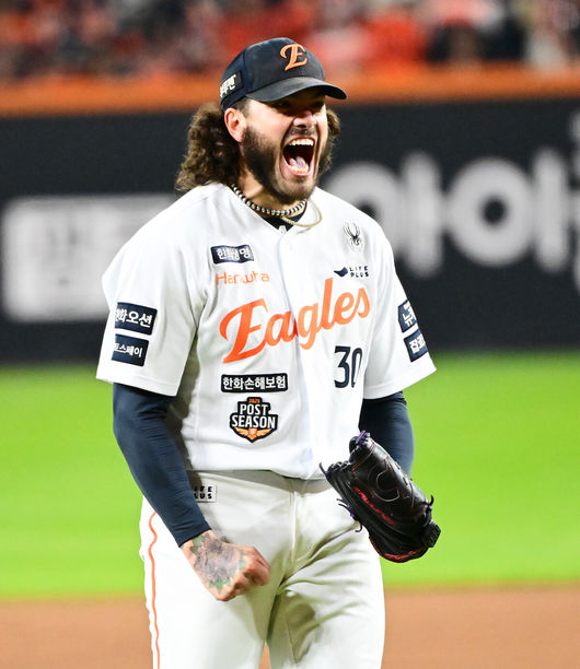 [OSEN=대전, 지형준 기자] 29일 대전시 중구 부사동 대전한화생명볼파크에서 2025 신한 SOL Bank KBO리그 포스트시즌 한국시리즈 3차전 한화 이글스와 LG 트윈스의 경기가 진행됐다.이날 경기에 한화는 폰세를, LG는 손주영을 선발투수로 내세웠다. 6회초 2사 2루에서 한화 폰세가 LG 문보경을 삼진 처리하며 포효하고 있다. 2025.10.29 /jpnews@osen.co.kr