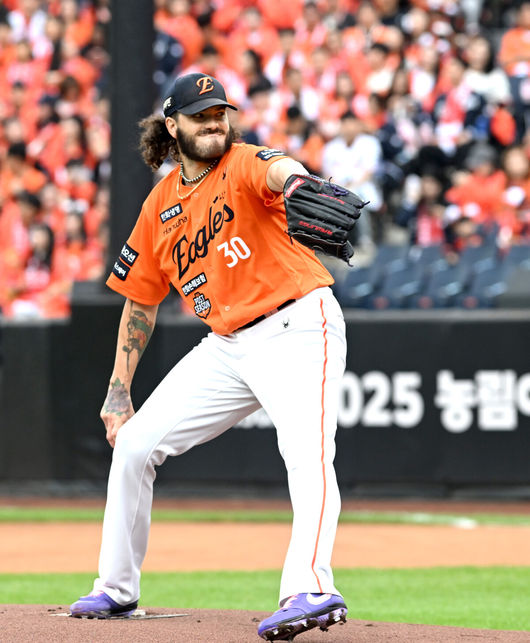 [OSEN=대전, 손용호 기자] 18일 오후 대전 한화생명볼파크에서 2025 신한 SOL Bank KBO리그 포스트시즌 플레이오프 1차전 한화 이글스와 삼성 라이온즈의 경기가 열렸다.한화는 폰세, 삼성은 가라비토를 선발 투수로 내세웠다.한화 선발 폰세가 힘차게 공을 뿌리고 있다. 2025.10.18 /spjj@osen.co.kr