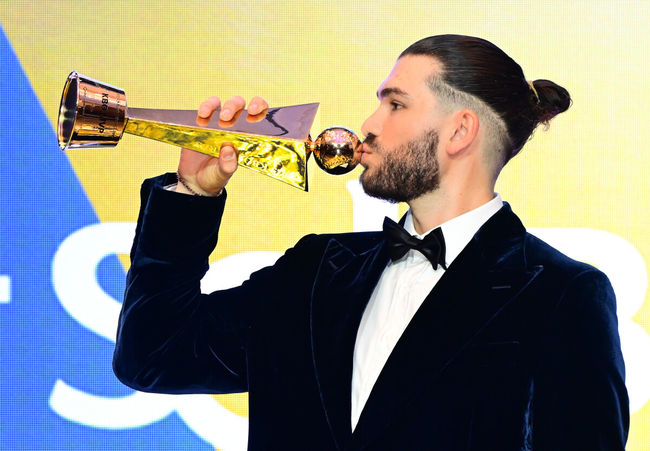 [OSEN=지형준 기자] 24일 오후 서울 잠실 롯데호텔 월드 크리스탈볼룸에서 ‘2025 신한 SOL뱅크 KBO 시상식’이 열렸다.예상대로였다. 한화 이글스 코디 폰세(31)가 2025시즌 MVP로 선정됐다.폰세는기자단 투표 124표 중 96표(76%)를 얻어 23표에 그친 르윈 디아즈(삼성)를 제치고 수상했다. SSG앤더슨, 삼성 후라도, NC 라일리, KT 안현민, 롯데 레이예스가 각각 1표식 얻었다. 폰세는부상으로 The Kia EV6 전기차를 부상으로 받았다.MVP 한화 폰세가 트로피에 키스를 하고 있다. 2025.11.24 /jpnews@osen.co.kr