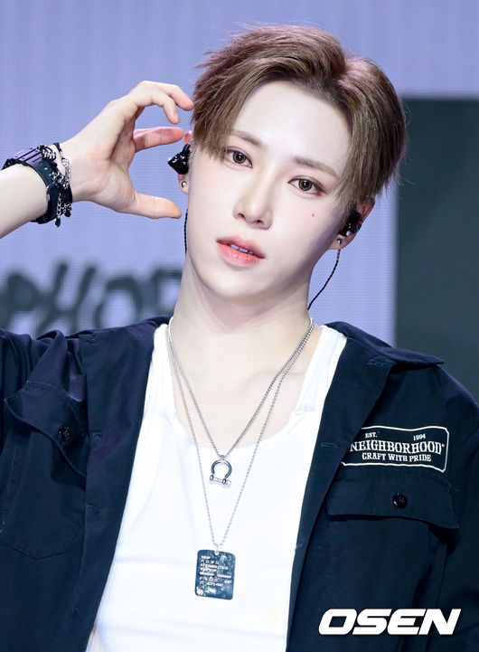 [OSEN=조은정 기자] 알파드라이브원 미니 1집 ‘EUPHORIA’ 발매 기념 미디어 쇼케이스가 12일 서울 용산구 블루스퀘어에서 열렸다.알파드라이브원의 데뷔 앨범인 미니 1집 ‘EUPHORIA’에는 선공개곡 ‘FORMULA’(포뮬러)와 타이틀곡 ‘FREAK ALARM’(프릭 알람)을 비롯해 ‘Raw Flame’(로우 플레임), ‘Chains’(체인스), ‘Never Been 2 Heaven’(네버 빈 투 헤븐), ‘Cinnamon Shake’(시나몬 셰이크)까지 총 6곡이 수록됐다.알파드라이브원 아르노가 포즈를 취하고 있다.  2026.01.12 /cej@osen.co.kr