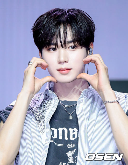 [OSEN=조은정 기자] 알파드라이브원 미니 1집 ‘EUPHORIA’ 발매 기념 미디어 쇼케이스가 12일 서울 용산구 블루스퀘어에서 열렸다.알파드라이브원의 데뷔 앨범인 미니 1집 ‘EUPHORIA’에는 선공개곡 ‘FORMULA’(포뮬러)와 타이틀곡 ‘FREAK ALARM’(프릭 알람)을 비롯해 ‘Raw Flame’(로우 플레임), ‘Chains’(체인스), ‘Never Been 2 Heaven’(네버 빈 투 헤븐), ‘Cinnamon Shake’(시나몬 셰이크)까지 총 6곡이 수록됐다.알파드라이브원 준서가 포즈를 취하고 있다.  2026.01.12 /cej@osen.co.kr