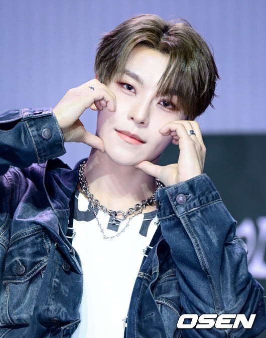 [OSEN=조은정 기자] 알파드라이브원 미니 1집 ‘EUPHORIA’ 발매 기념 미디어 쇼케이스가 12일 서울 용산구 블루스퀘어에서 열렸다.알파드라이브원의 데뷔 앨범인 미니 1집 ‘EUPHORIA’에는 선공개곡 ‘FORMULA’(포뮬러)와 타이틀곡 ‘FREAK ALARM’(프릭 알람)을 비롯해 ‘Raw Flame’(로우 플레임), ‘Chains’(체인스), ‘Never Been 2 Heaven’(네버 빈 투 헤븐), ‘Cinnamon Shake’(시나몬 셰이크)까지 총 6곡이 수록됐다.알파드라이브원 씬롱이 포즈를 취하고 있다.  2026.01.12 /cej@osen.co.kr