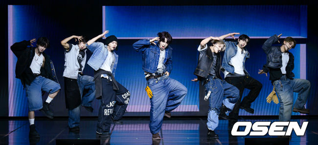 [OSEN=조은정 기자] 알파드라이브원 미니 1집 ‘EUPHORIA’ 발매 기념 미디어 쇼케이스가 12일 서울 용산구 블루스퀘어에서 열렸다.알파드라이브원의 데뷔 앨범인 미니 1집 ‘EUPHORIA’에는 선공개곡 ‘FORMULA’(포뮬러)와 타이틀곡 ‘FREAK ALARM’(프릭 알람)을 비롯해 ‘Raw Flame’(로우 플레임), ‘Chains’(체인스), ‘Never Been 2 Heaven’(네버 빈 투 헤븐), ‘Cinnamon Shake’(시나몬 셰이크)까지 총 6곡이 수록됐다.알파드라이브원이 무대를 선보이고 있다. 2026.01.12 /cej@osen.co.kr