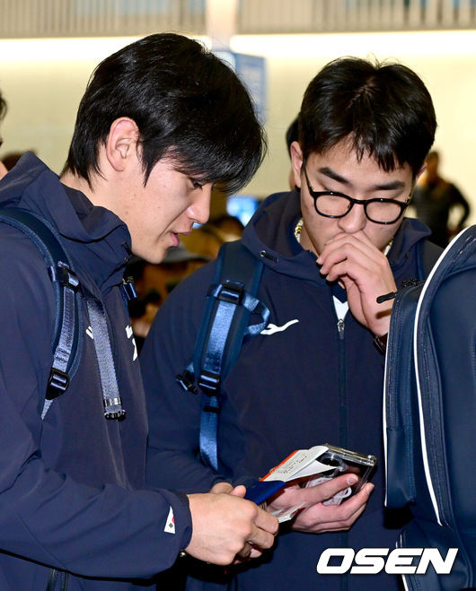 [OSEN=인천공항, 최규한 기자] 류지현 감독이 이끄는 한국 야구대표팀이 오는 3월 열리는 WBC를 준비하기 위해 9일 오전 인천공항을 통해 미국령 사이판으로 출국했다.류지현호는 9일부터 21일까지 사이판에서 1차 전지훈련 담금질에 나선다.대표팀 김도영과 안현민이 출국 수속을 밟으며 대화를 나누고 있다. 2026.01.09 / dreamer@osen.co.kr