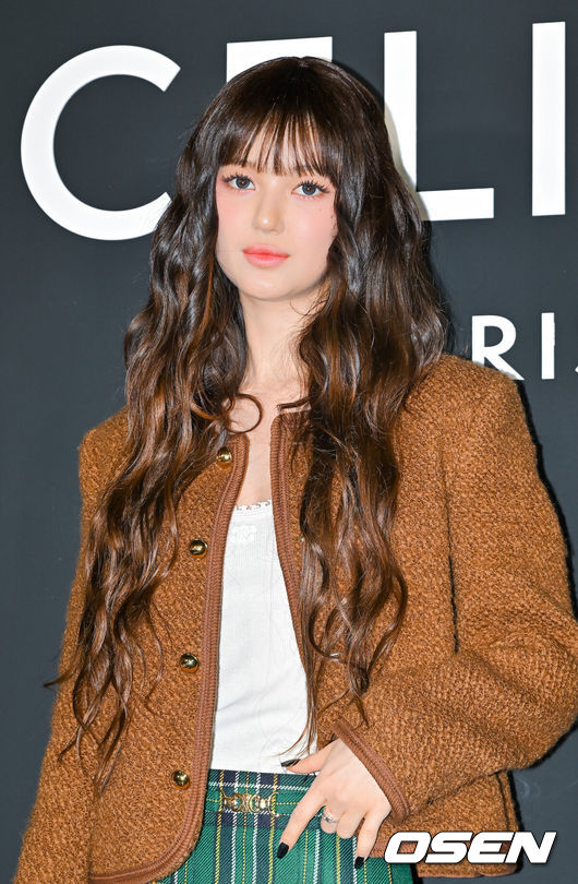 [OSEN=박준형 기자] 28일 오후 서울 청담동에서 '셀린느 청담 플래그십 스토어' 오픈 행사가 진행됐다.이날 행사에는 배우 박보검과 수지, 뉴진스 다니엘, 그룹 투어스, Kevin Paker(Tame Impala 밴드)가 참석했다. 그룹 뉴진스 멤버 다니엘이 포즈를 취하고 있다.   2024.11.28 / soul1014@osen.co.kr