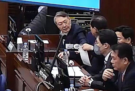 12·3 비상계엄 사태와 관련해 내란 우두머리 혐의로 기소된 윤석열 전 대통령과 김용현 전 국방부 장관 등 군·경 지휘부 8명에 대한 결심공판이 9일 서울중앙지법 417호 형사대법정에서 열렸다. 윤 전 대통령(왼쪽)이 변호인과 대화하고 있다. 서울중앙지방법원 제공 영상 캡쳐