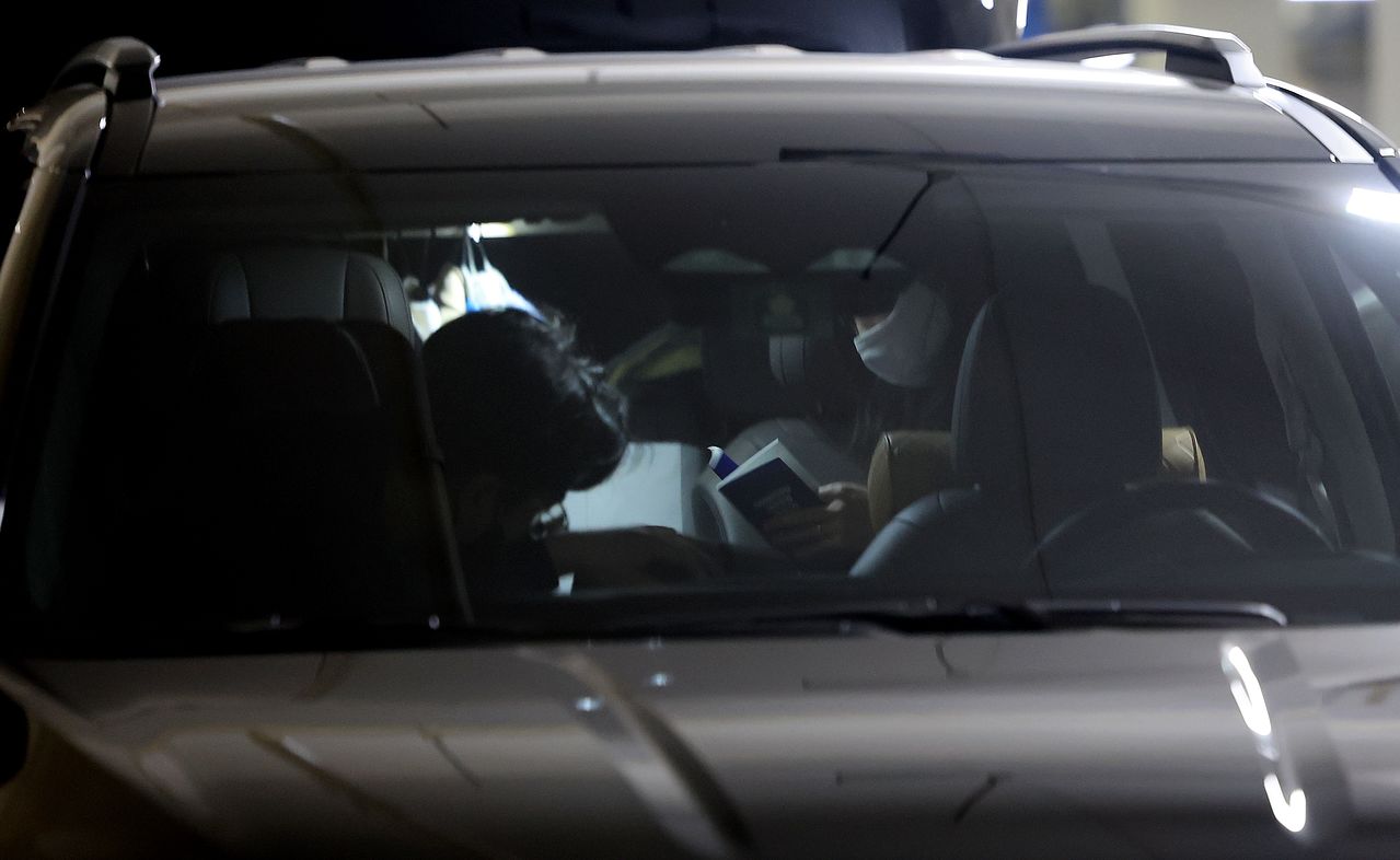 경찰 수사관들이 11일 서울 강서구 강선우 의원 자택에 주차된 강선우 의원실 차량을 압수수색 하고 있다. 뉴스1