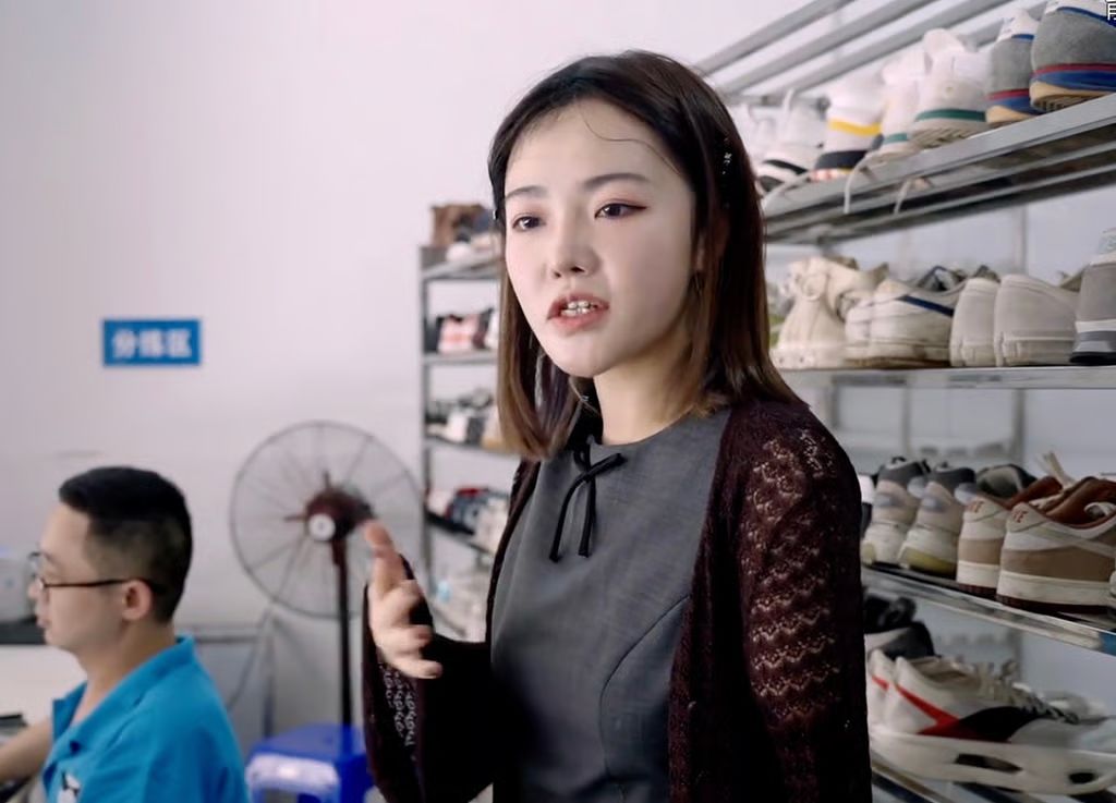 웡은 자신이 설립한 신발 세척 공장에서 장애인들을 고용하고 있다. 사진 도우인