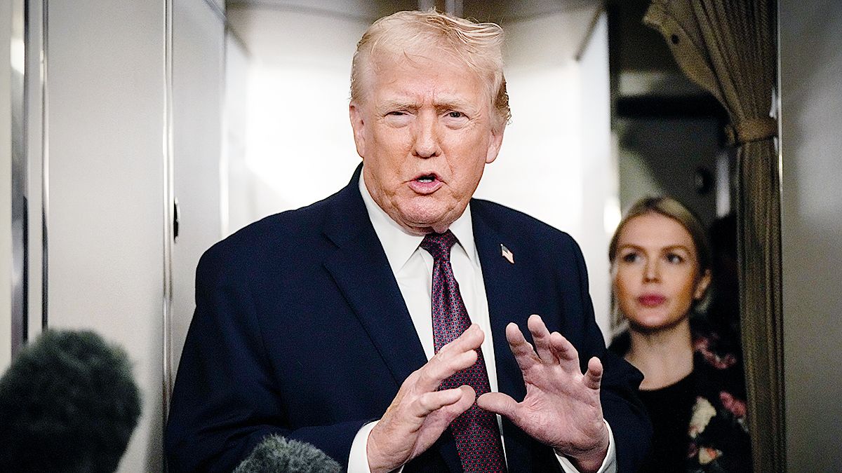  도널드 트럼프 미국 대통령이 11일(현지시간) 메릴랜드주 앤드루스 합동기지로 향하는 대통령 전용기 에어포스원 기내에서 기자들과 대화하고 있다. AP=연합뉴스