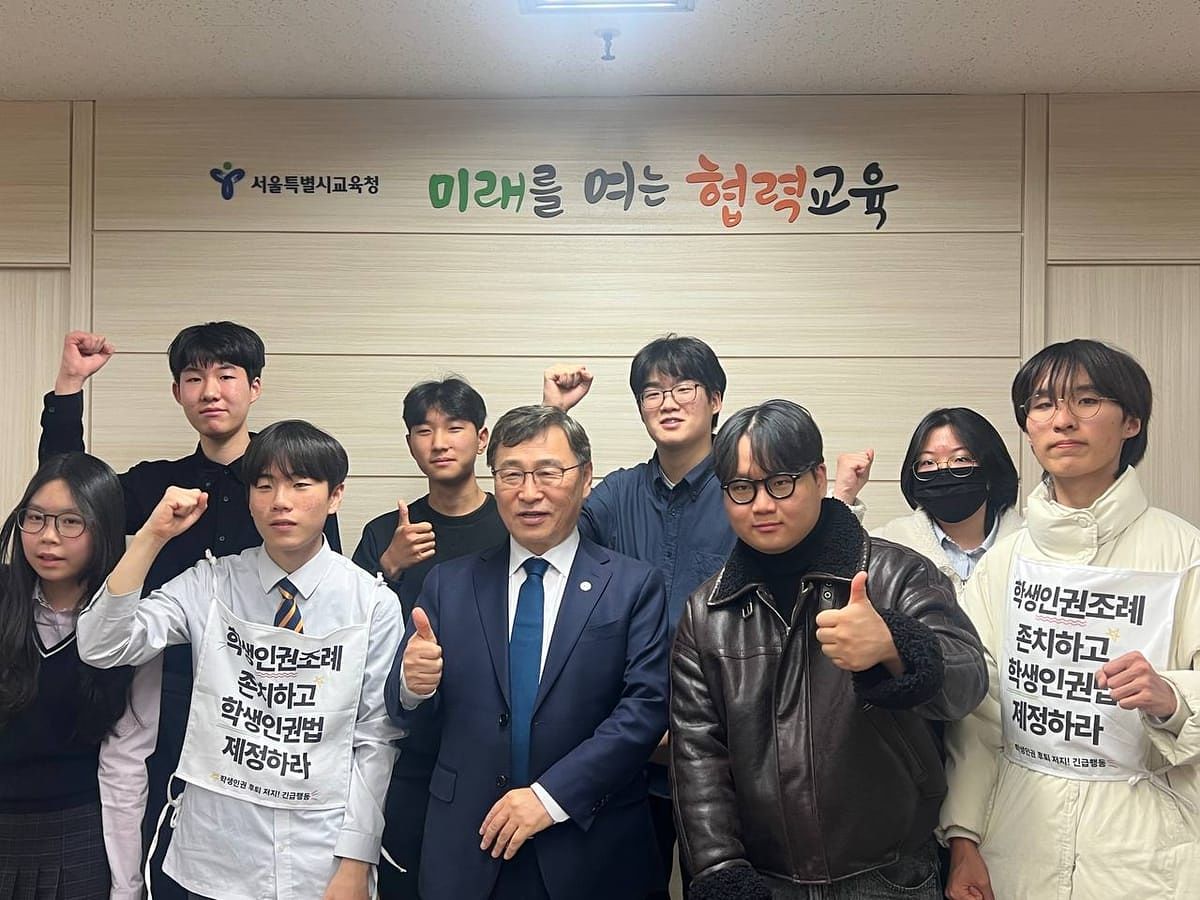 서울시 학생인권조례를 지킬 것을 다짐하는 정근식(앞줄 가운데) 서울시교육감과 청소년 시민들. 뒷줄 왼쪽 둘째·셋째가 서부건·문성호. 토끼풀