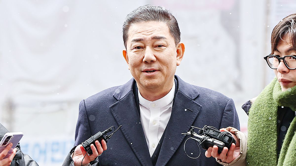  김병기 더불어민주당 전 원내대표가 12일 서울 여의도 민주당사에서 열리는 윤리심판원 회의에 출석하고 있다. 민주당 윤리심판원은 이날 김병기 전 원내대표의 ‘공천 헌금’ 의혹과 관련해 제명 등 징계를 논의한다. 뉴스1