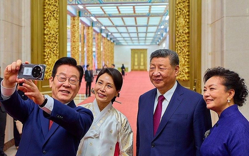 이재명 대통령 부부와 시진핑 국가주석 부부가 지난 5일 중국 베이징 인민대회당에서 국빈만찬 이후 중국산 샤오미폰으로 기념 촬영을 하고 있다. 이 대통령의 셀카가 화제가 됐다. 이 대통령의 셀카에 사용한 샤오미폰은 경주 APEC 당시 정상회담 때 시 주석이 이 대통령에게 선물한 것이다. [공동취재단 연합뉴스]