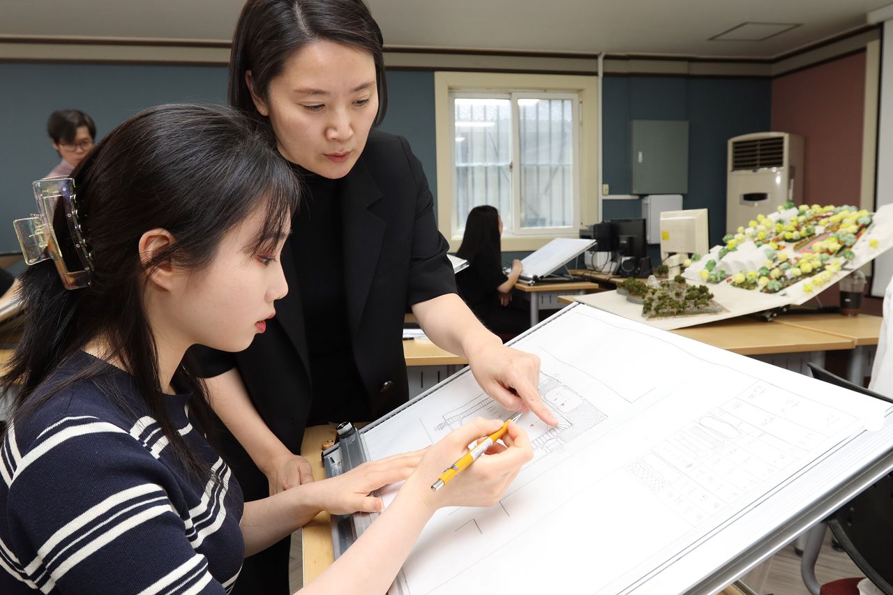도시조경디자인과. 박금미 교수와 학생의 실습장면