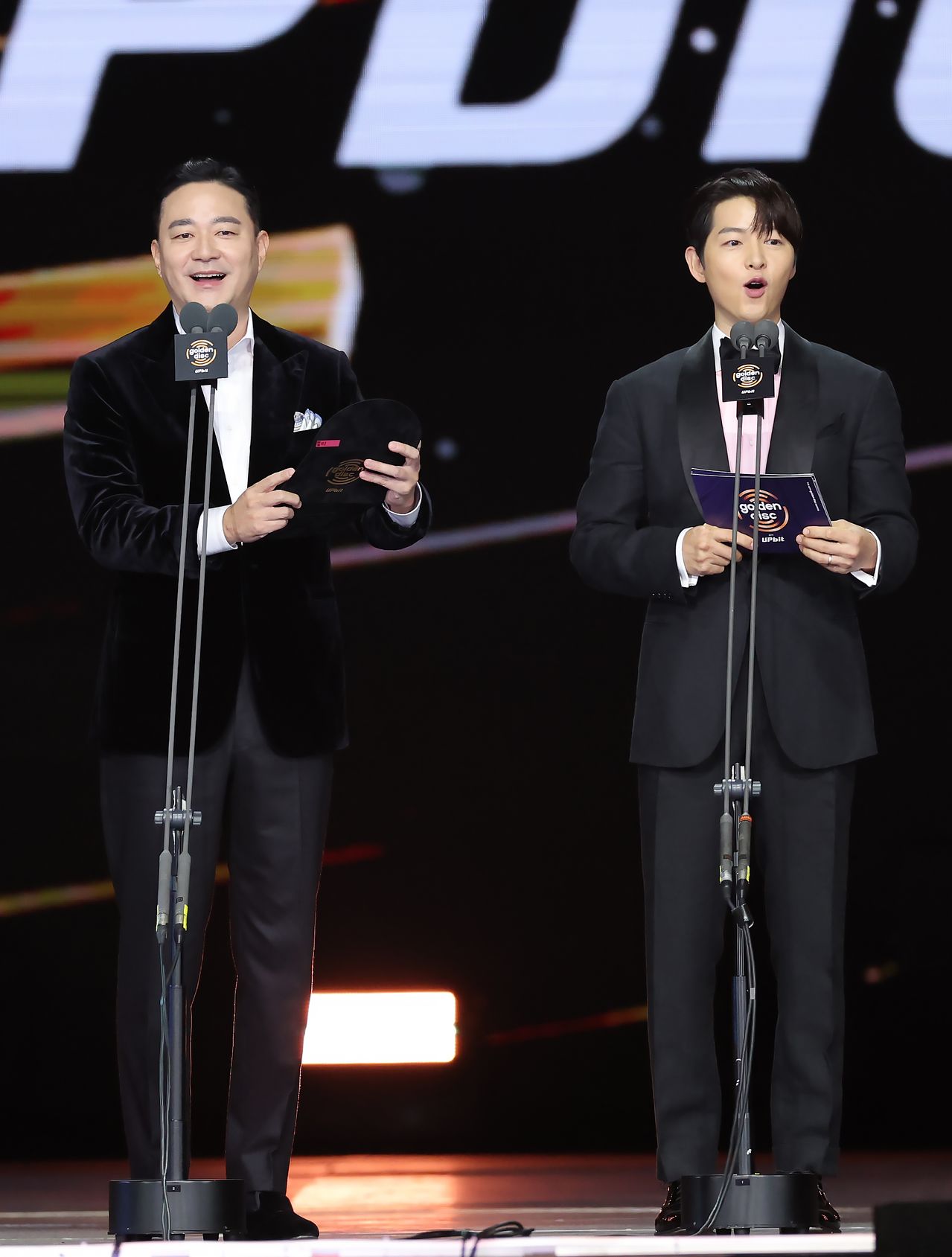 대상 시상에는 홍정도 중앙그룹 부회장(왼쪽)과 송중기가 나섰다. [사진 HLL중앙]