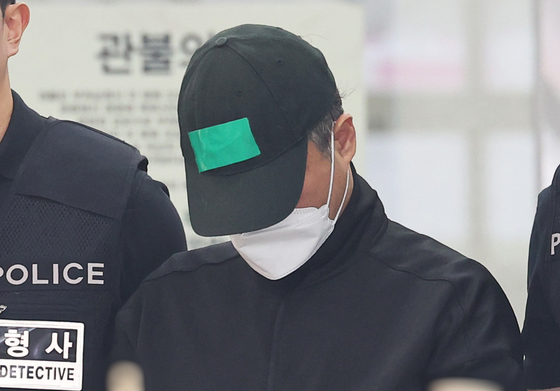 부모와 처자식 등 일가족 5명을 살해한 50대 가장 A씨가 지난해 4월 24일 경기도 용인동부경찰서 유치장에서 검찰로 송치되고 있는 모습. 연합뉴스