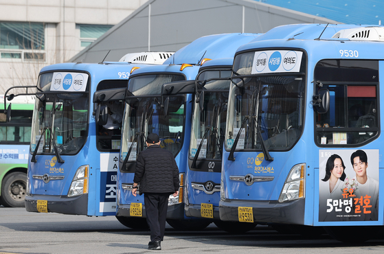 지난해 12월 24일 서울 송파구 장지공영차고지에 시내버스가 줄지어 세워져 있다 서울 시내버스 노사가 임금·단체협약(임단협) 협상에서 합의에 이르지 못한 가운데 노조는 13일 전면 파업에 나서기로 했다. 뉴스1