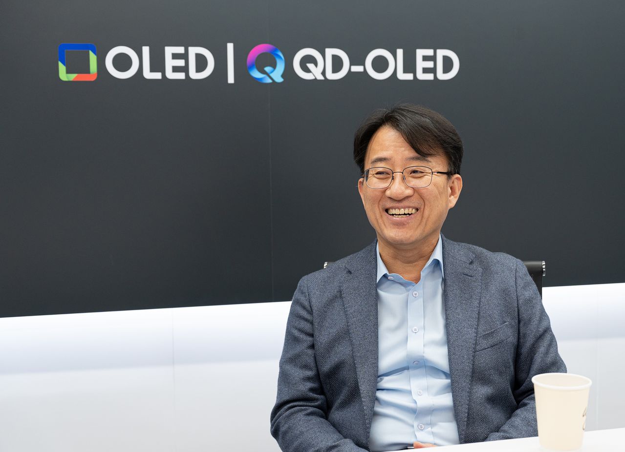 7일(현지시간) 미국 라스베이거스에서 열린 세계 최대 IT·가전 전시회 CES 2026에서 기자들과 인터뷰하는 이청 삼성디스플레이 사장. 연합뉴스