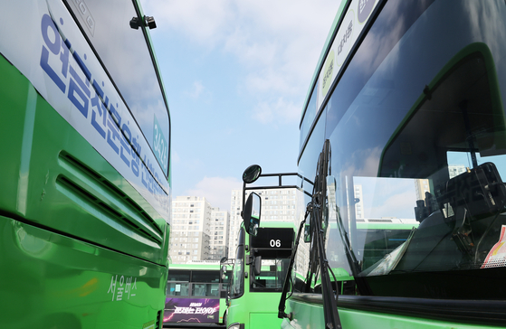 서울 송파구 장지공영차고지에 시내버스가 줄지어 세워져 있다 [뉴스1]