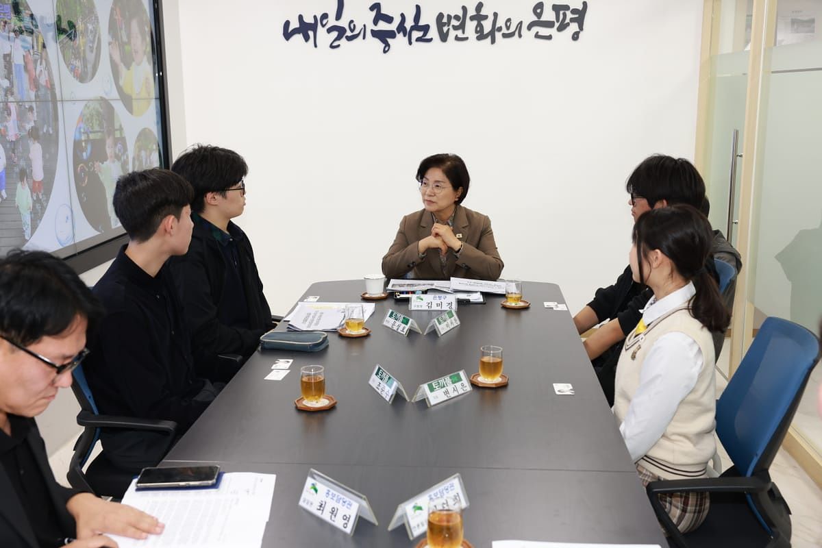 토끼풀신문을 살펴보고 토끼풀 취재진의 질문을 경청하는 김미경(가운데) 은평구청장. 토끼풀