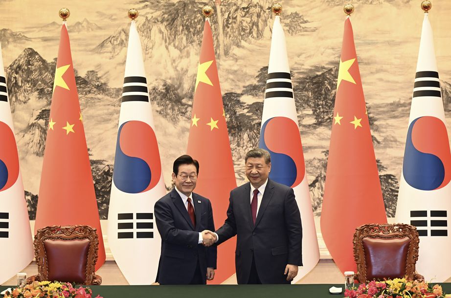 이재명 대통령과 시진핑 중국 국가주석이 지난 5일 오후 중국 베이징 인민대회당에서 열린 MOU 서명식에서 악수를 하고 있다. [청와대사진기자단]