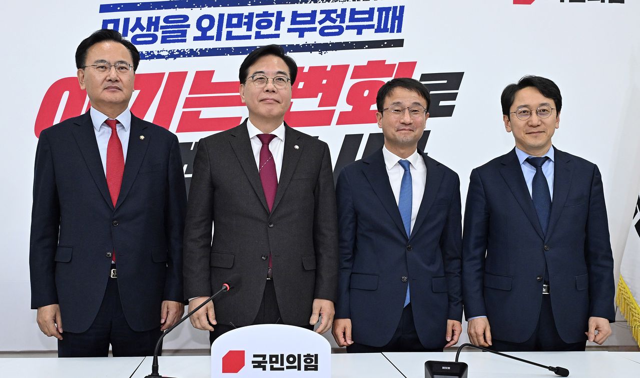 한병도 더불어민주당 신임 원내대표(오른쪽 둘째)가 12일 국회에서 취임 인사차 송언석 국민의힘 원내대표(왼쪽 둘째)를 만나 기념 촬영을 하고 있다. 왼쪽부터 국민의힘 유상범 원내운영수석부대표·송 원내대표, 더불어민주당 한 원내대표·천준호 원내운영수석부대표. 연합뉴스