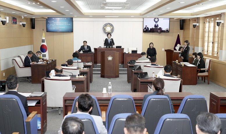 충남 태안군의회 전재옥 의장이 제311회 임시회를 진행하고 있다. [사진 태안군의회]