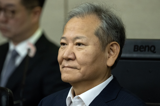 이상민 전 행정안전부 장관이 지난해 10월 17일 서울 서초구 서울중앙지법에서 열린 내란 중요임무 종사 등 혐의 첫 공판기일에 출석해 피고인석에 앉아 있다. 연합뉴스