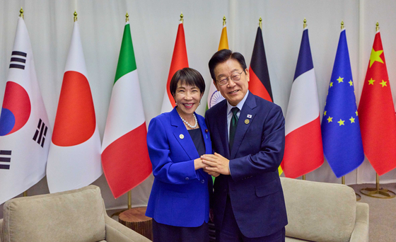 이재명 대통령이 지난해 11월 일본 다카이치 사나에(高市早苗) 총리와 남아프리카공화국 나스렉 엑스포센터에서 열린 주요 20개국(G20) 정상회의에서 풀어사이드 양자회담을 하고 있다. 대통령실사진기자단 