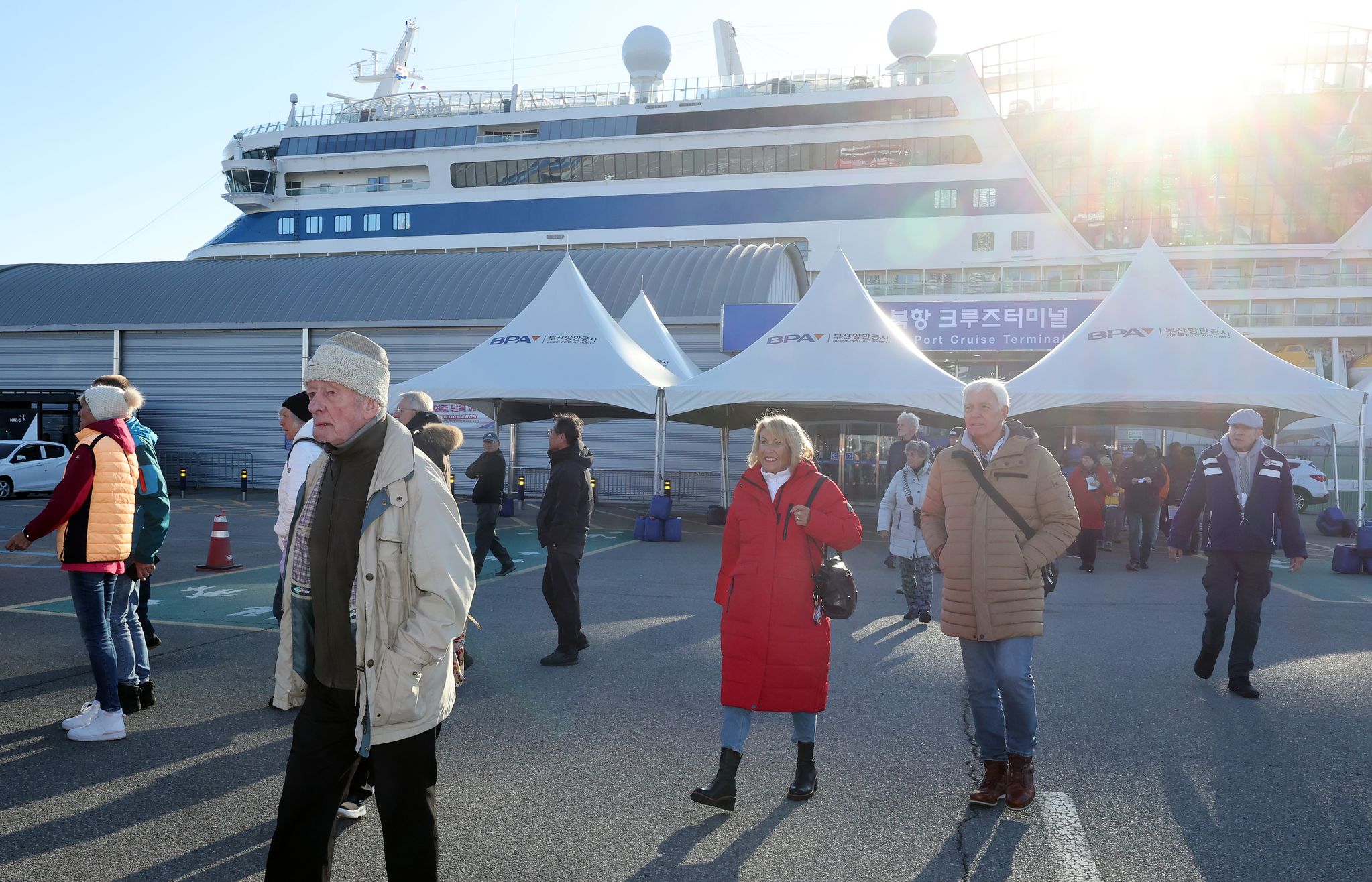 12일 부산에 입항한 아이다디바호 승객들이 시내 관광을 위해 하선하고 있다. 송봉근 객원기자
