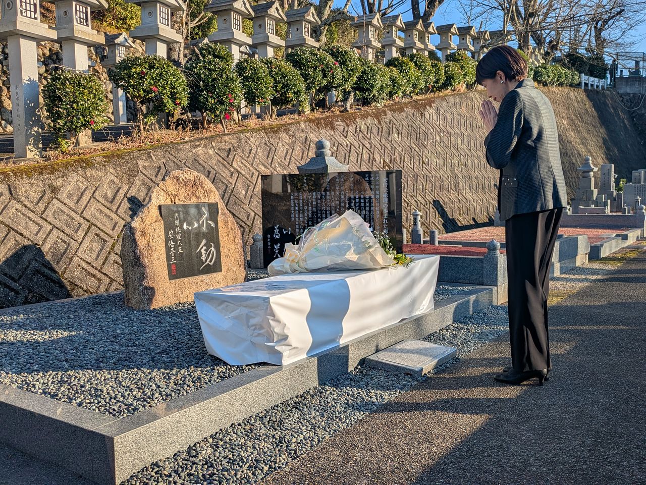 다카이치 사나에 일본 총리가 12일 한일정상회담을 하루 앞두고 자신의 고향이자 지역구를 찾아 아베 신조 전 총리 유혼비에 헌화하고 있다. 사진 다카이치 사나에 총리 X 캡처