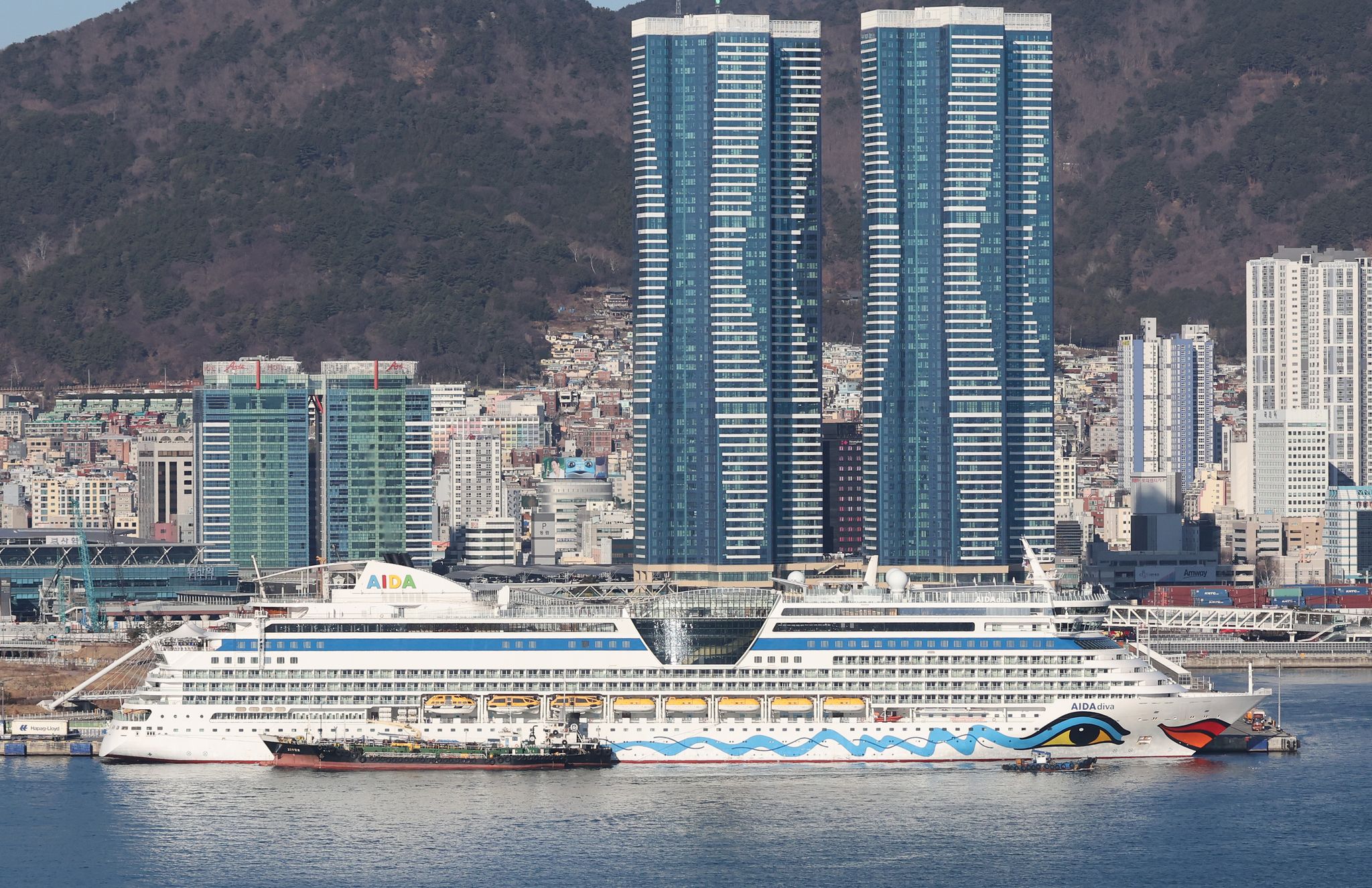 12일 아이다디바(AIDAdiva)호가 부산항에 정박해 있다. 연합뉴스