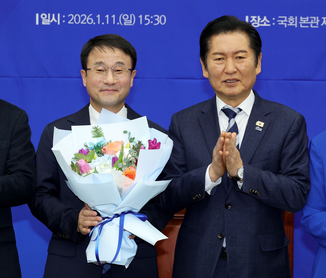 더불어민주당 신임 원내대표에 당선된 한병도 의원(왼쪽)이 11일 국회에서 정청래 대표의 축하를 받고 있다. 한 원내대표는 4개월 동안 민주당 원내지도부를 이끈다. 장진영 기자