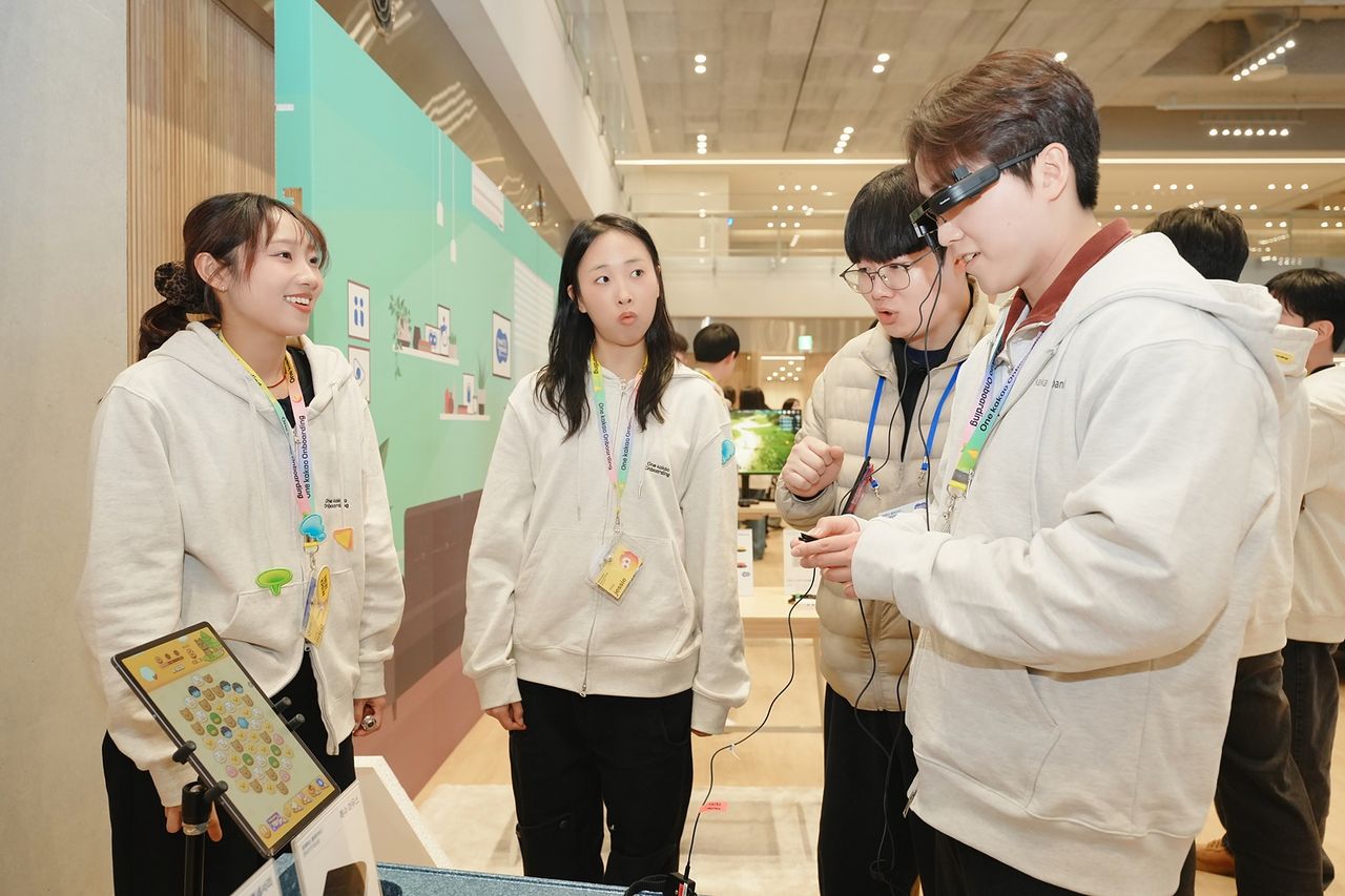 카카오 신입 직원들이 안구 마우스 보조기기를 시연하고 있는 장면. 사진 카카오게임즈