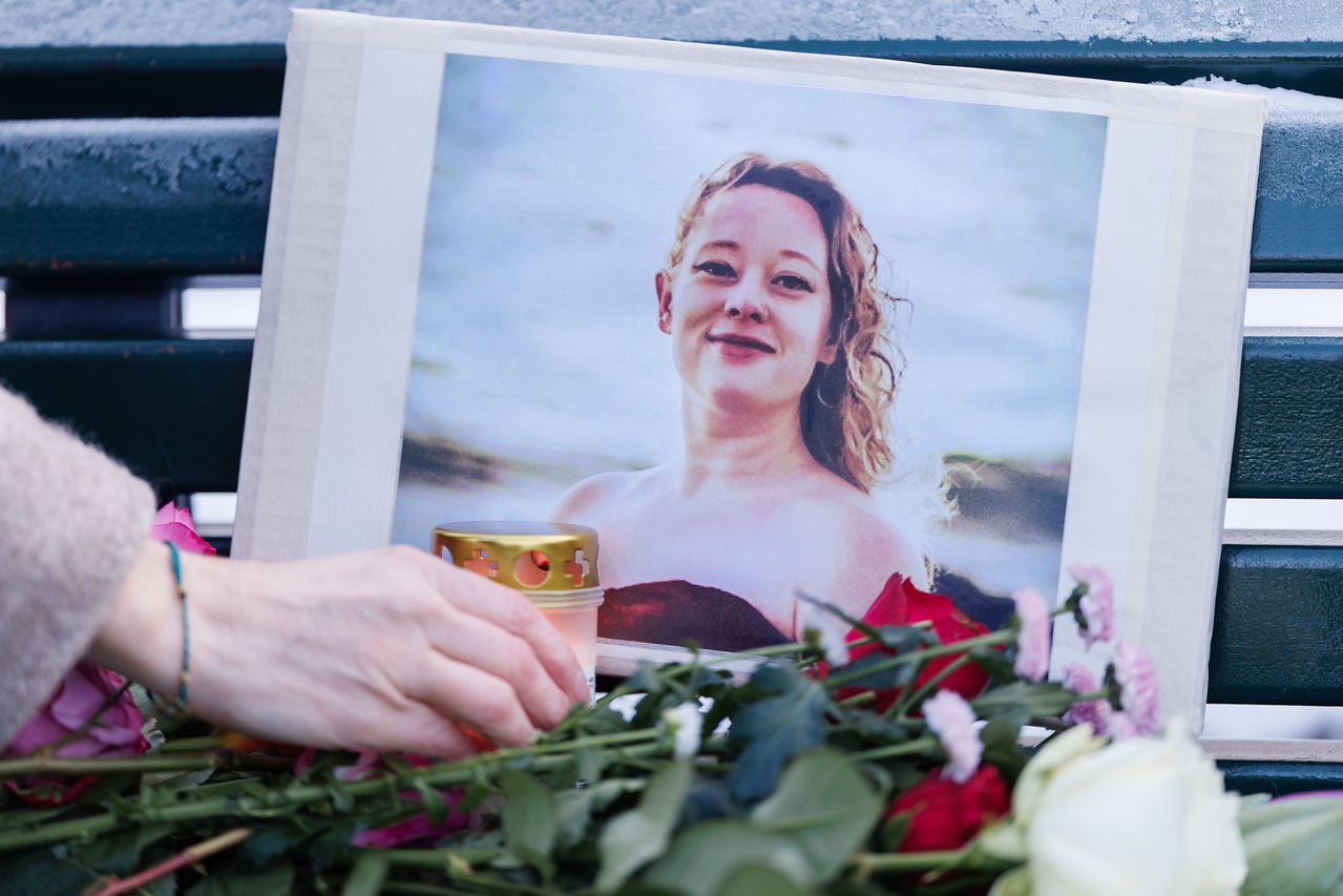 11일(현지시간) 독일 베를린 미국대사관 앞에서 한 사람이 미국 이민세관단속국(ICE) 직원의 총격으로 숨진 르네 니콜 굿의 추모공간 앞에 초를 바치고 있다. EPA=연합뉴스