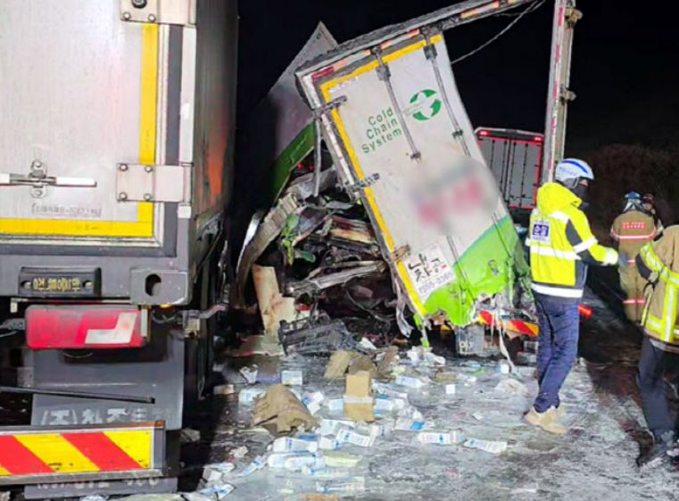 12일 오전 서산영덕고속도로에서 화물차 4대가 연쇄 추돌하는 사고가 발생했다. 연합뉴스