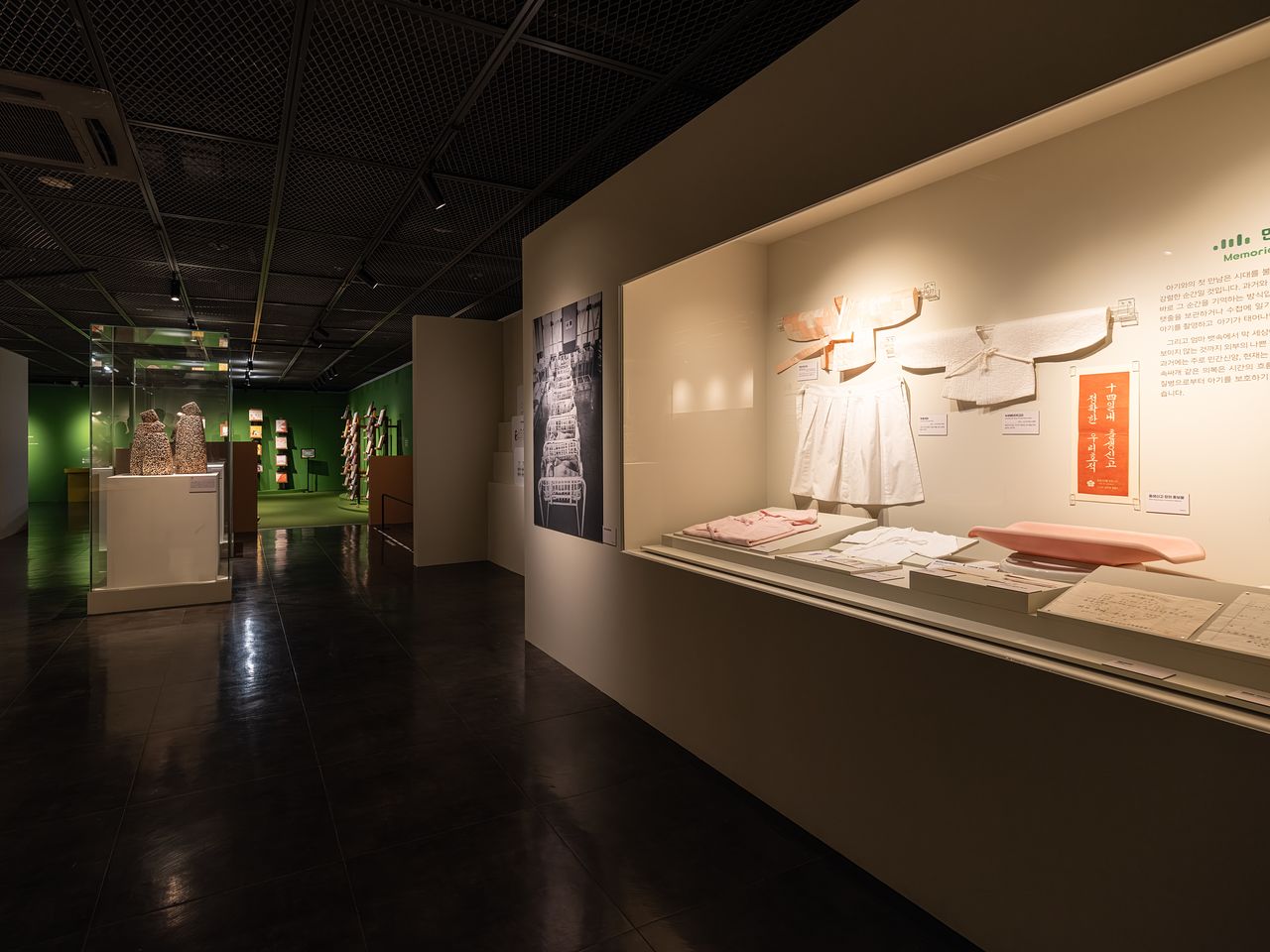 배냇저고리, 신생아용 저울, 신생아 명찰 발찌 등 다양한 아기와의 첫 만남을 기록한 전시물이 전시됐다.