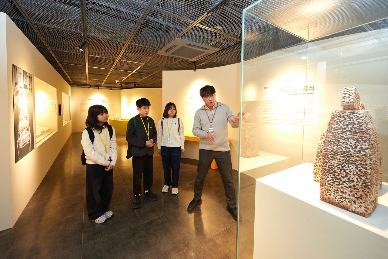 소중 학생기자단이 최충기(오른쪽) 학예사의 설명을 들으며 출산 문화와 한 생명이 세상에 오는 일의 의미를 돌아봤다.