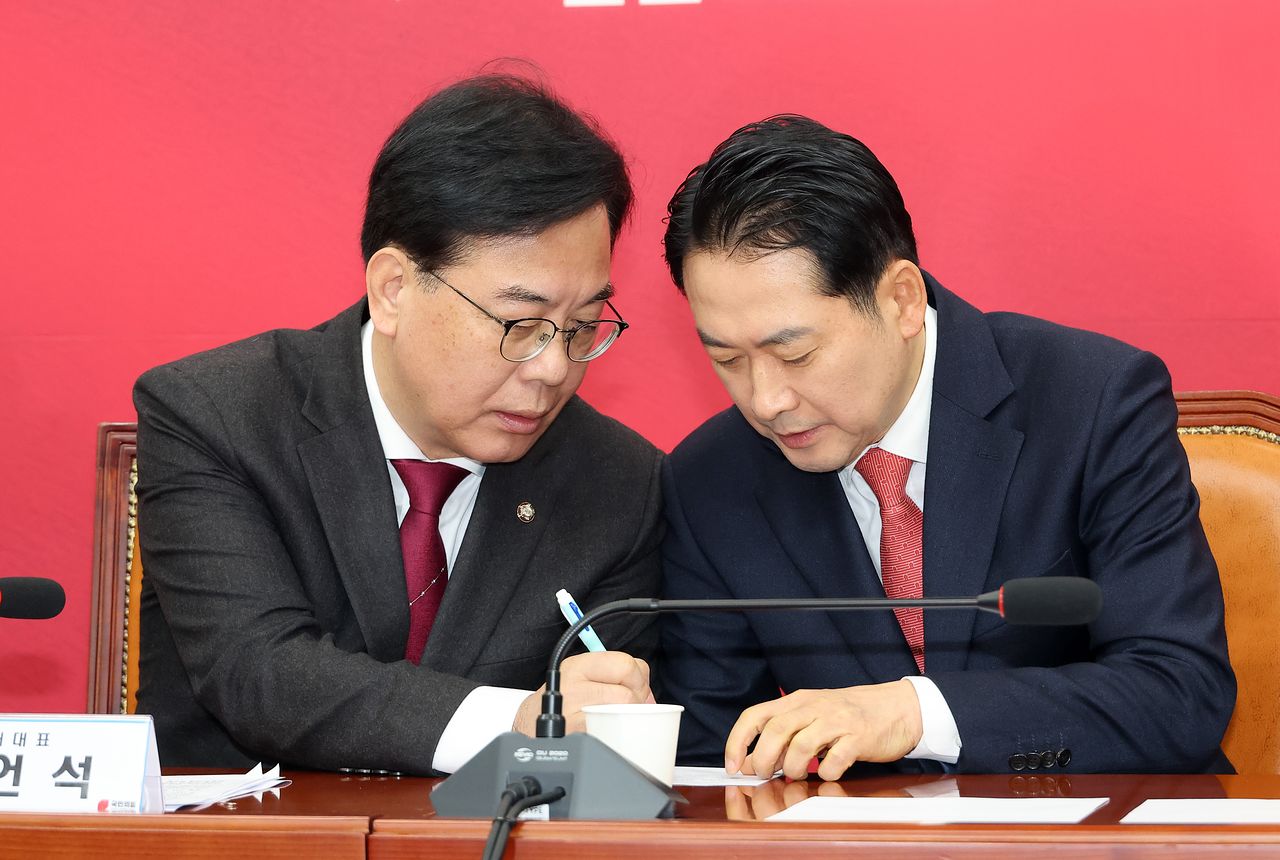 국민의힘 장동혁 대표와 송언석 원내대표가 12일 국회에서 열린 최고위원회의에서 얘기를 나누고 있다.연합뉴스