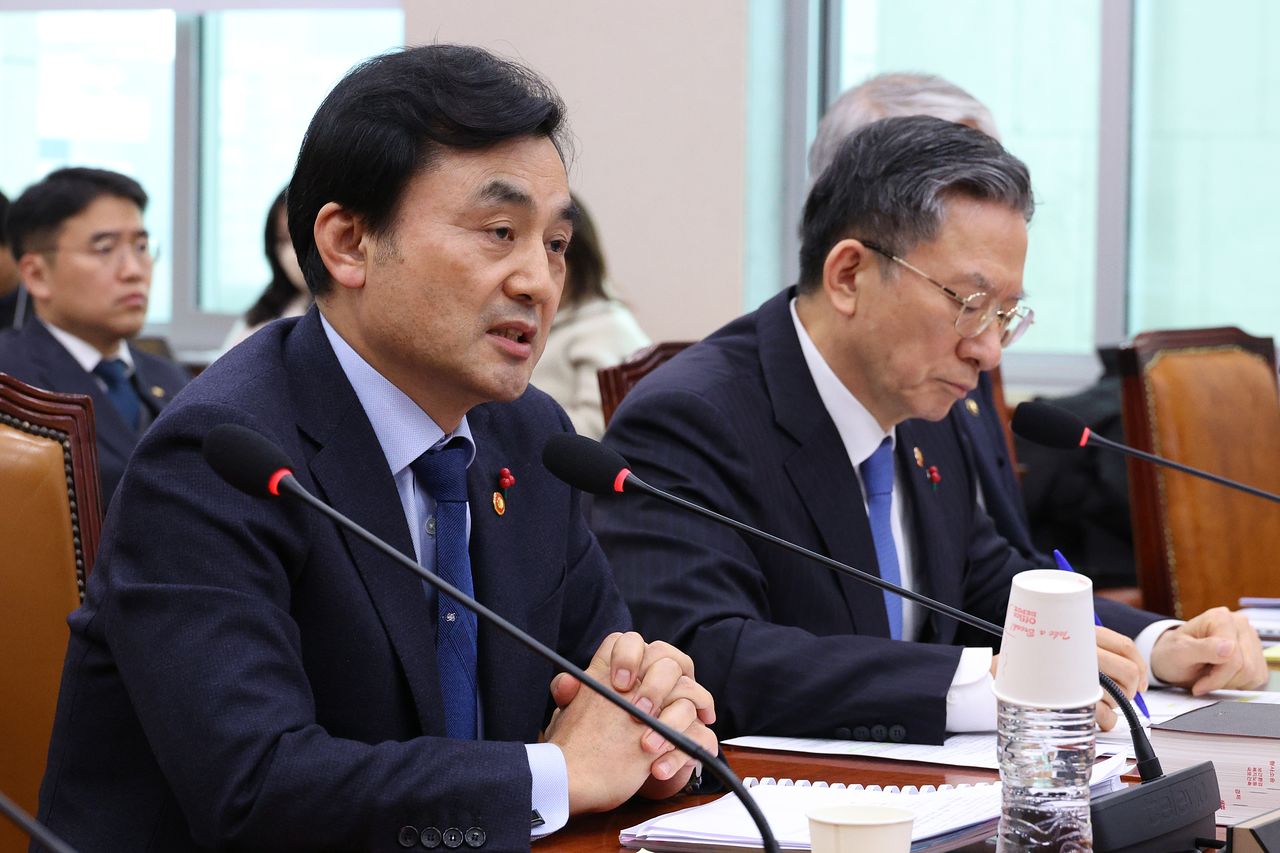 안규백 국방부 장관이 12일 서울 여의도 국회에서 열린 법제사법위원회 전체회의에서 의원 질의에 답변하고 있다. 뉴스1