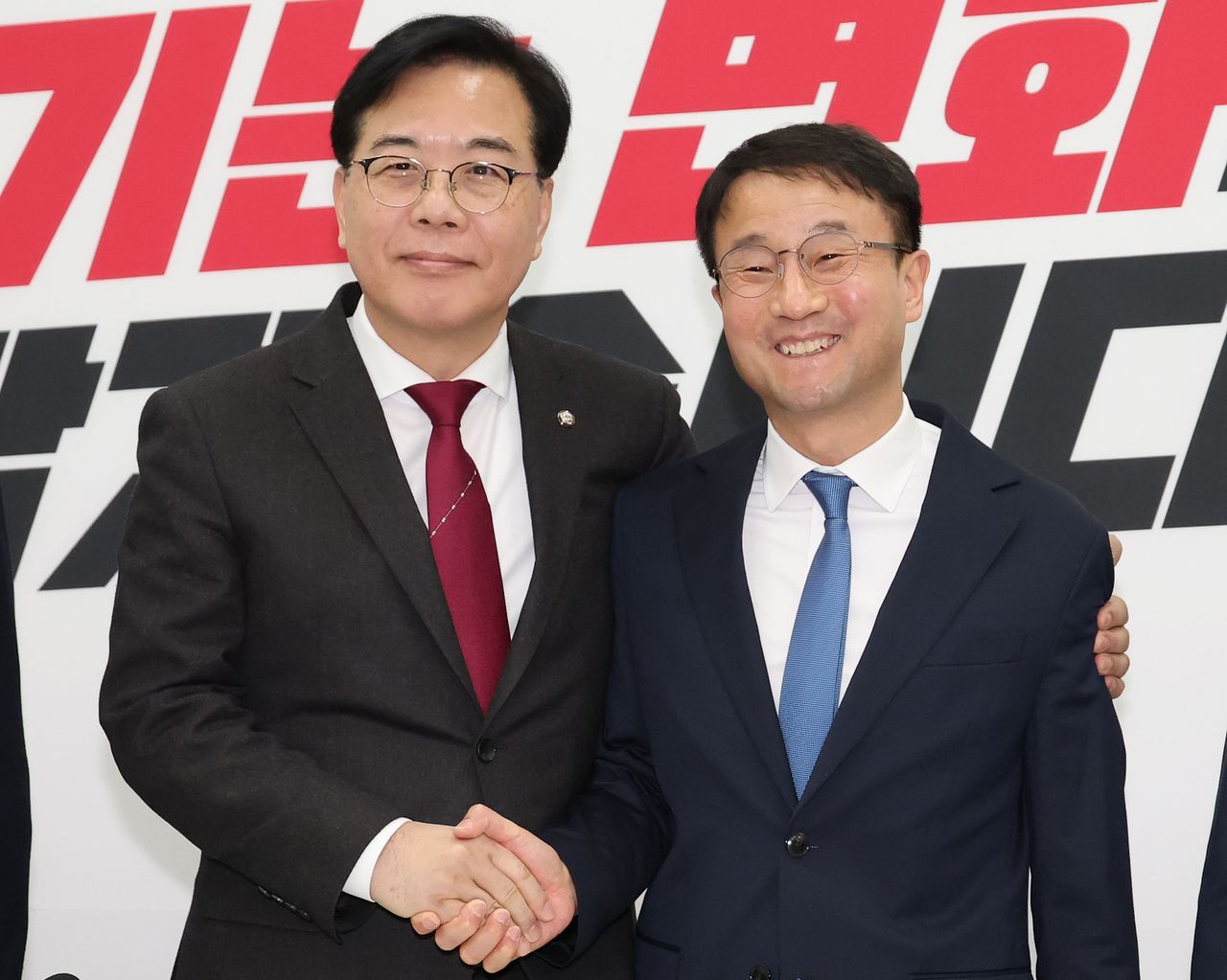 한병도 더불어민주당 신임 원내대표(오른쪽)가 12일 국회에서 취임 인사차 송언석 국민의힘 원내대표를 만나 손잡고 기념 촬영을 하고 있다. 연합뉴스