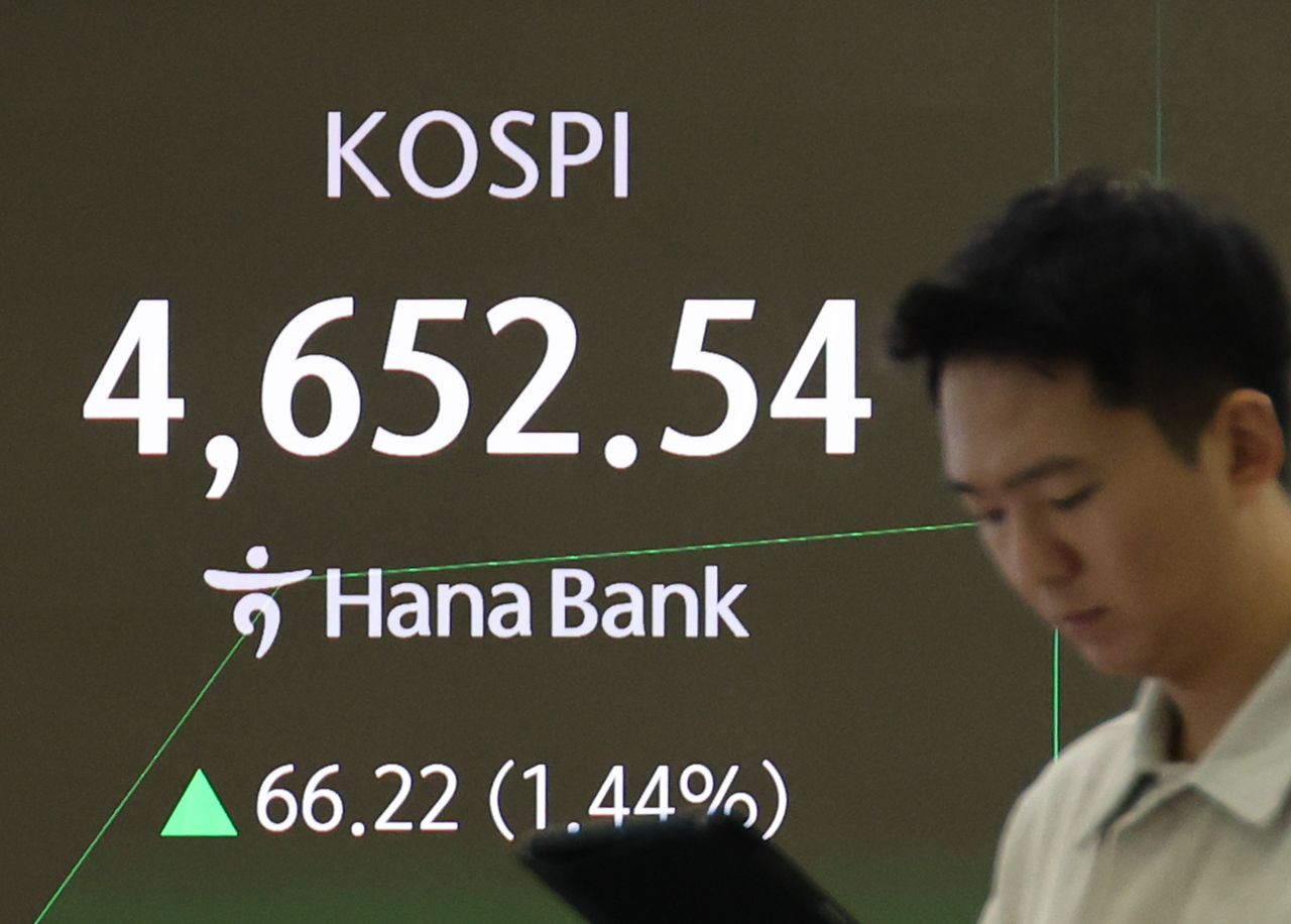 12일 서울 중구 하나은행 딜링룸 현황판에 코스피 지수가 표시되고 있다.    이날 코스피는 53.57포인트(1.17%) 오른 4,639.89로 개장했다. 연합뉴스
