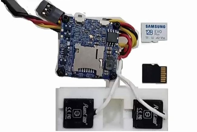 삼성 메모리칩 등 무인기에 설치된 촬영 장치. [뉴시스]