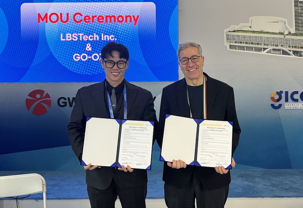 CES 2026 전시 기간 중 엘비에스테크 이시완 대표(왼쪽)가 해외 기업과 업무협약(MOU)을 체결한 뒤 기념촬영을 했다.