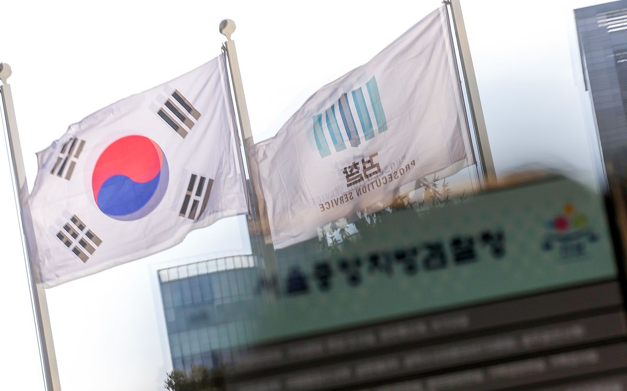 정부가 검찰의 직접 수사개시권을 박탈하고 기소 전담기관인 공소청으로 재편하는 한편 부패·경제범죄 등 9대 중대범죄를 수사하는 중대범죄수사청(중수청)을 신설하는 내용의 법안을 12일 입법예고했다. 오는 10월 양 기관 출범을 목표로 한다. 공소청은 법무부 산하에, 중수청은 행안부 산하 기관으로 설치된다. 법무부·행정안전부는 두 법안을 이날부터 오는 26일까지 입법예고한다. 사진은 이날 서울 서초구 서울중앙지검의 모습. 뉴스1