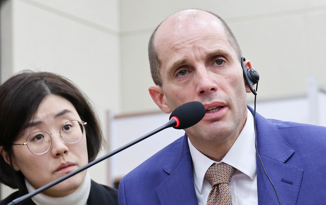 해롤드 로저스 쿠팡 임시대표가 지난해 12월 31일 오전 국회에서 열린 '쿠팡 침해사고 및 개인정보 유출, 불공정 거래, 노동환경 실태 파악과 재발 방지 대책 마련을 위한 청문회'에서 의원들 질의에 답하고 있다. 임현동 기자