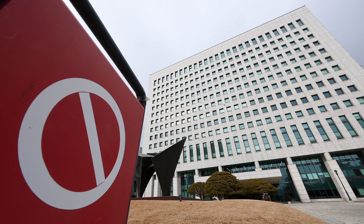 정부가 검찰의 직접 수사개시권을 박탈하고 기소 전담기관인 공소청으로 재편하는 한편 부패·경제범죄 등 9대 중대범죄를 수사하는 중대범죄수사청(중수청)을 신설하는 내용의 법안을 12일 입법예고했다. 오는 10월 양 기관 출범을 목표로 한다. 뉴스1