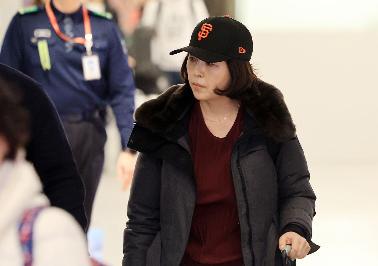 김경 서울시의원이 11일 인천국제공항 제1여객터미널을 통해 귀국하고 있다. 뉴스1