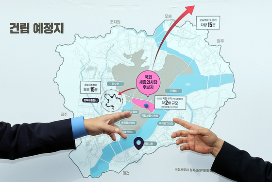 국회 국토교통위원회 소속 의원들이 세종시 국회세종의사당 부지를 방문, 현황판을 보며 대화하고 있다. [연합뉴스]